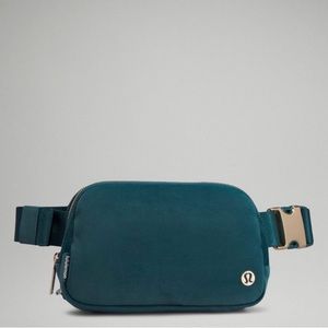 NWT Holiday 2022 Limited Edition - Velour Everywhere Belt Bag
